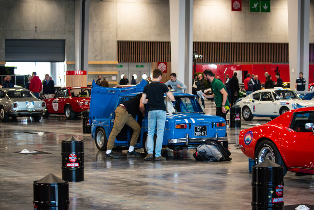Préparation du véhicule lors du Tour Auto 2022 au Parc des expositions portes de Versailles à Paris