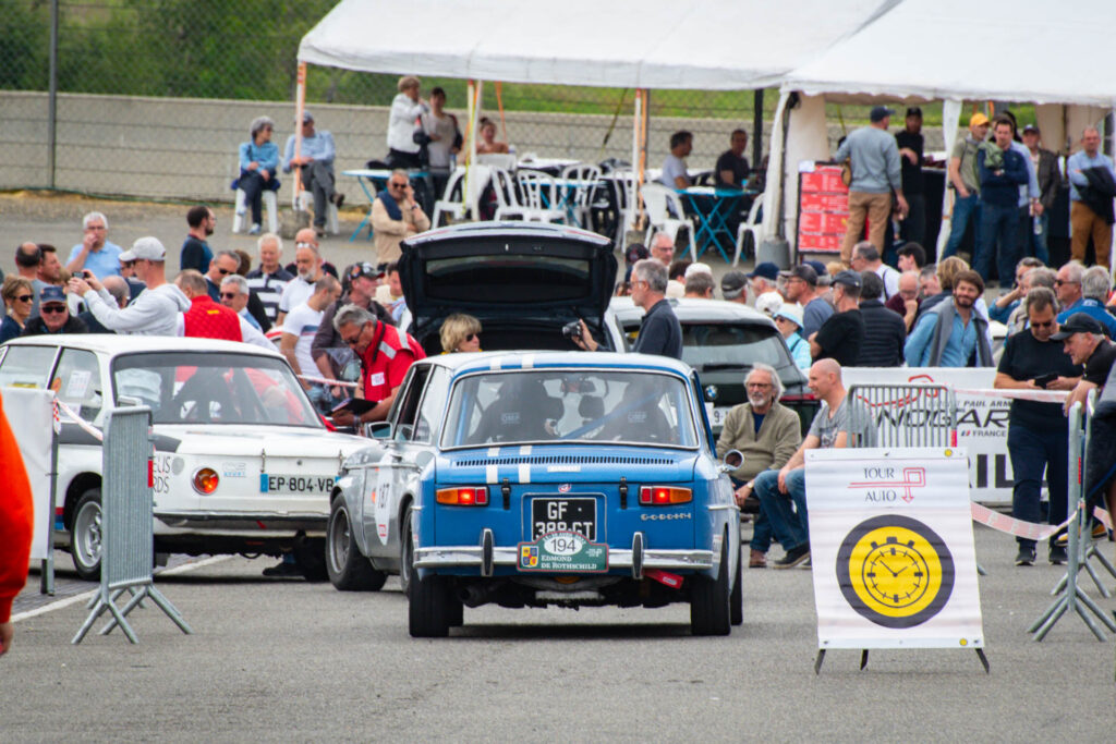 La Renault 8 Gordini au Circuit de Nogaro lors de la 31e édition du TA22